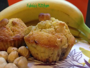 Muffin con banane e nocciole
