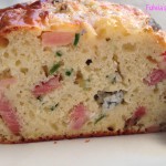 Plum cake con speck, gorgonzola e erba cipollina