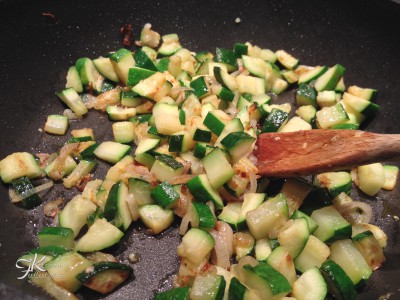 Mini quiche di frolla salata con zucchine, gorgonzola e noci