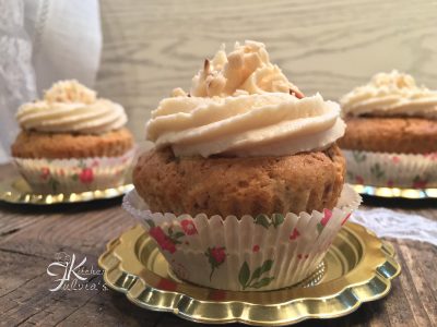 Cupcakes con pinoli, datteri e frosting alla crema di pinoli