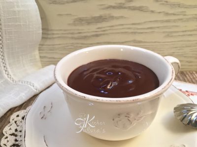 Cioccolata densa e profumata fatta in casa