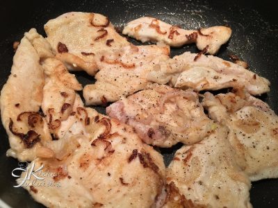 Medaglioni di pollo con panna, senape e nocciole