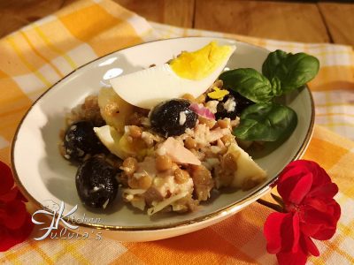 Insalata di lenticchie con tonno, mozzarella e uova sode - ricetta estiva