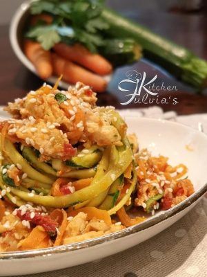 Spaghetti di verdure con salmone saltato al pesto di pomodori