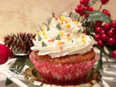 Cupcakes natalizi al cioccolato bianco, profumati con zenzero e cannella