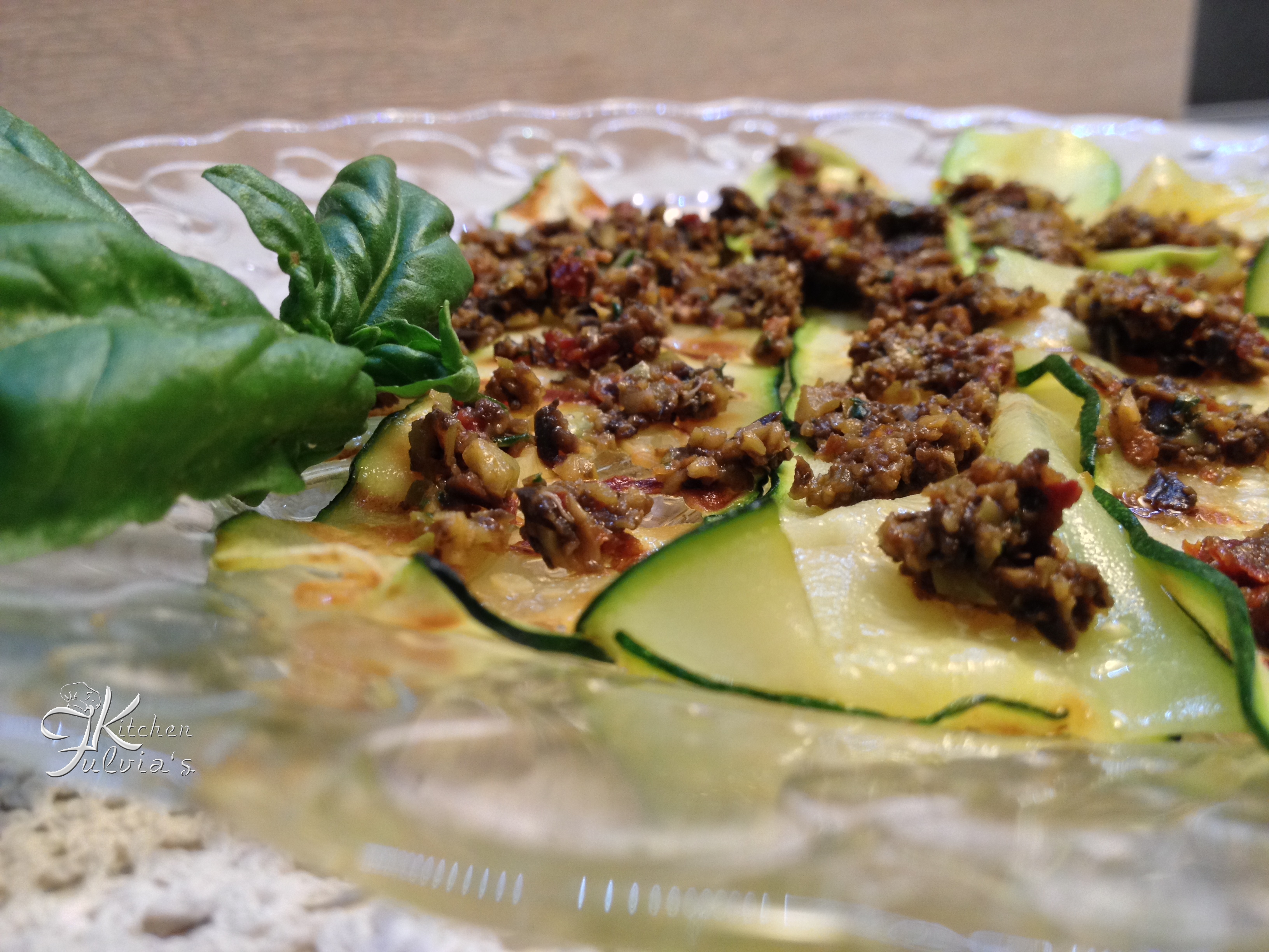 Zucchine grigliate al pesto di olive, capperi e pomodorini