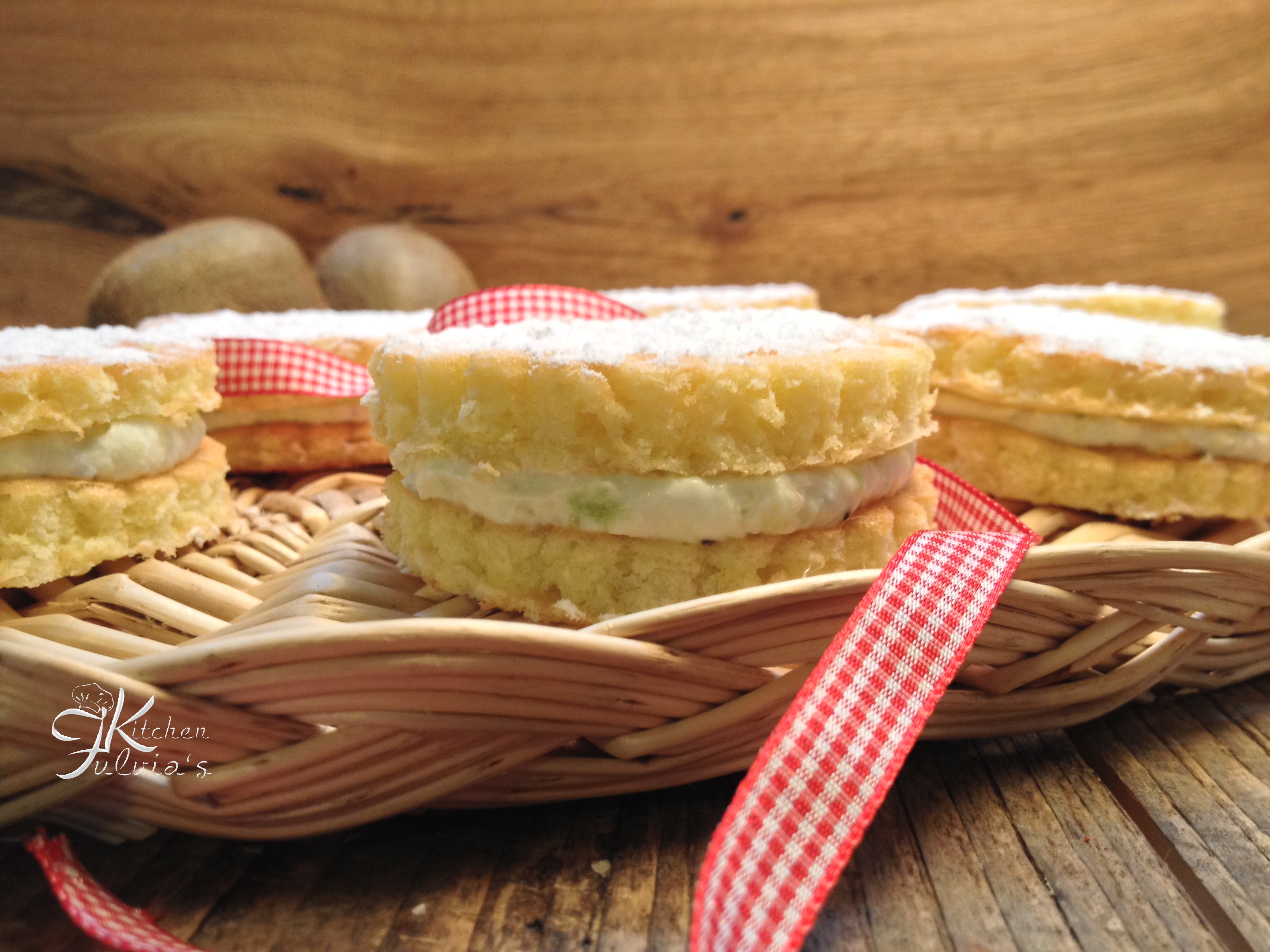 Whoopies di pasta biscuit con crema ai kiwi
