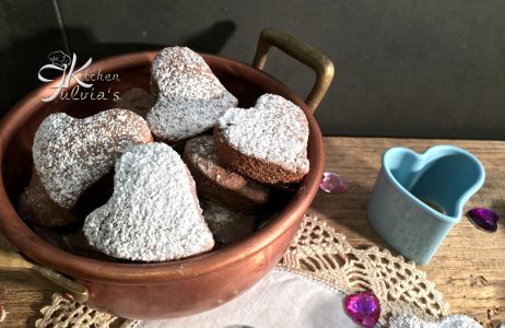 Biscotti a cuore con farina di mais e cacao – per la festa della mamma