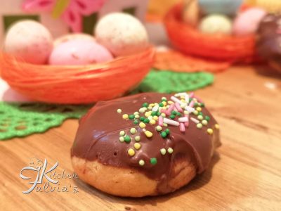 Biscotti ovetti di Pasqua glassati al cioccolato