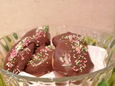 Biscotti ovetti di Pasqua glassati al cioccolato