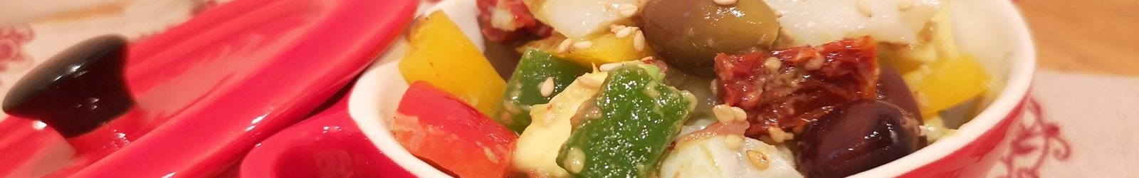 Insalata di baccalà con avocado, olive taggiasche e verdurine la ricetta