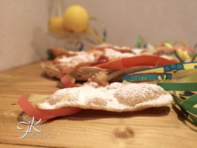 Triangoli fritti al limone per Carnevale la ricetta