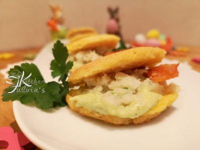 Mini pancakes di mais con crema di asparagi e baccalà mantecato