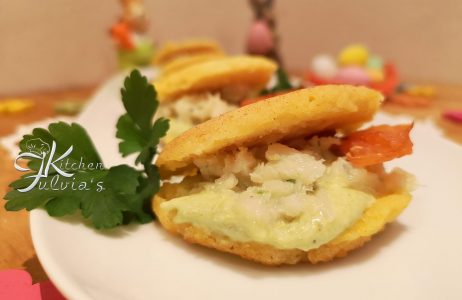 Mini pancakes di mais con crema di asparagi e baccalà mantecato la ricetta