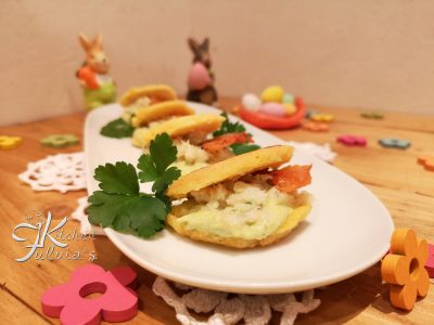Mini pancakes di mais con crema di asparagi e baccalà mantecato