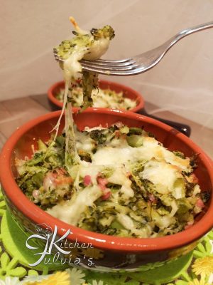 Broccoli al forno con pancetta affumicata e mozzarella