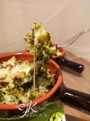 Broccoli al forno con pancetta affumicata e mozzarella